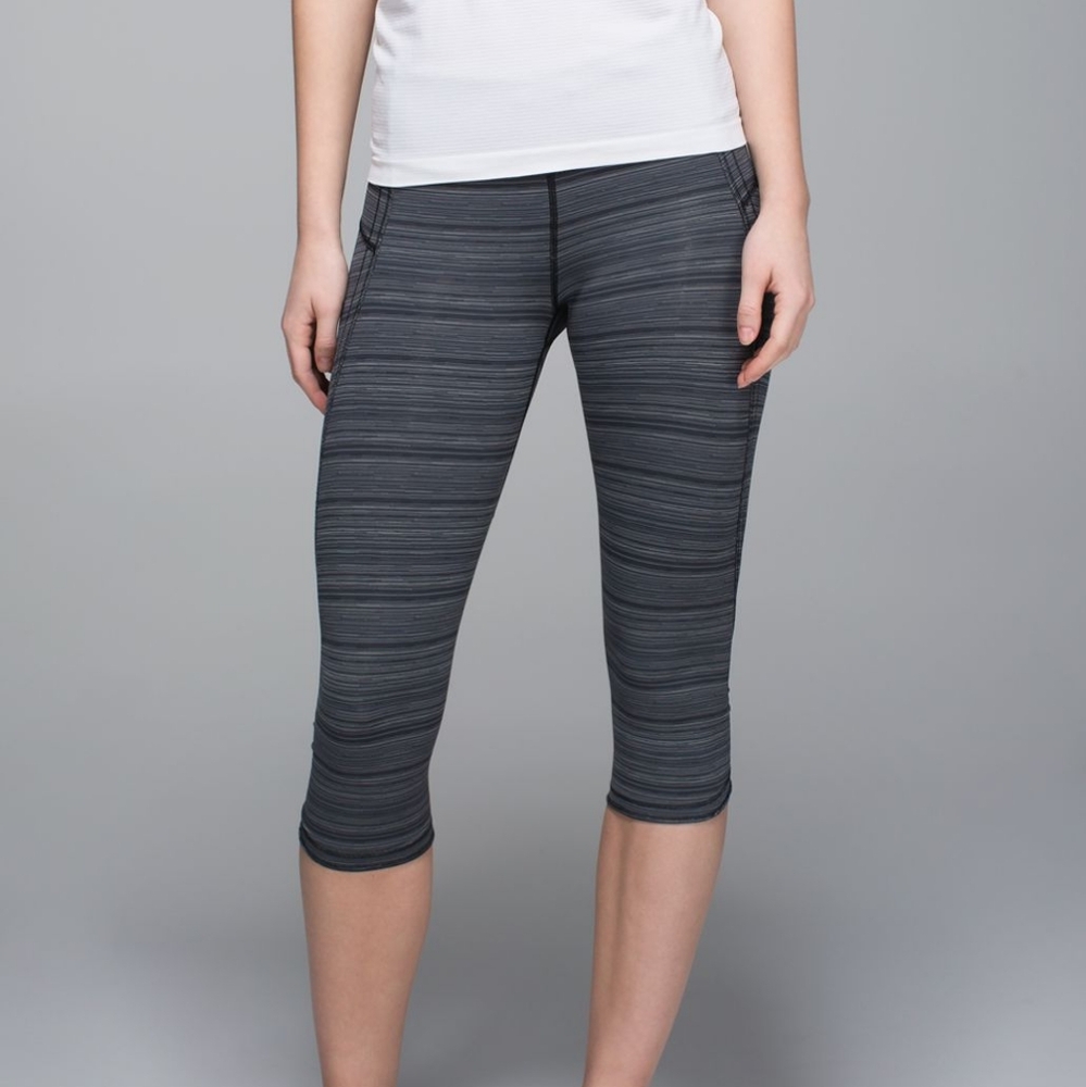 EUC 💎 Lululemon Run: Top Speed CropCyber Stripe Deep Coal Black 17" SIZE 6
